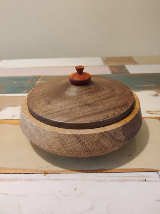 Eiken pot met noten deksel